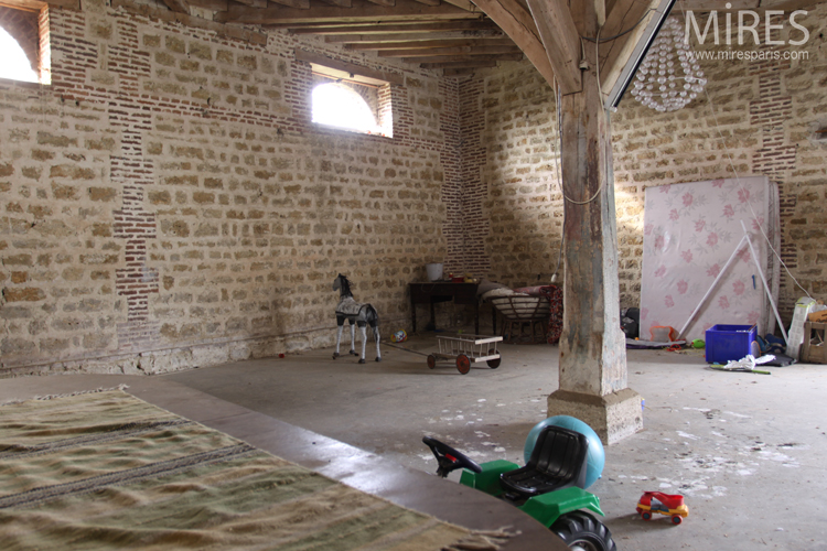 C0690 – Barn with large doors