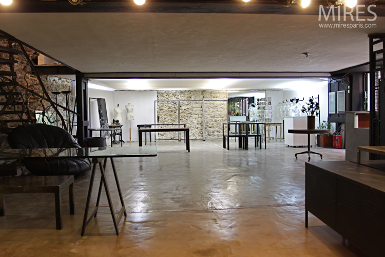 C0693 – Grande salle avec mur en pierres apparentes