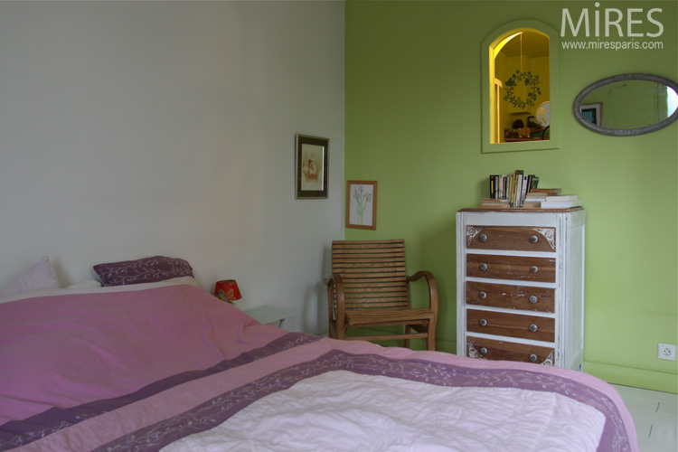 C0677 – A two-tone springlike bedroom