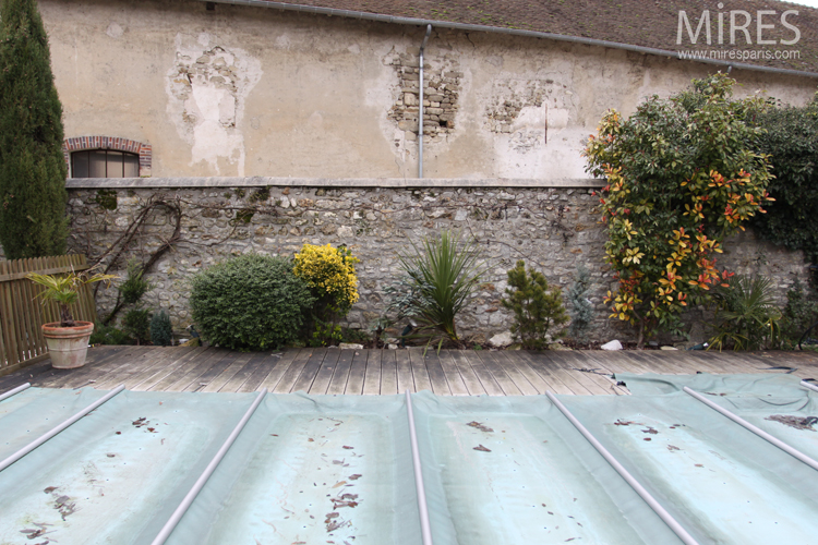 C0678 – Piscine entourée d’une barrière de bois