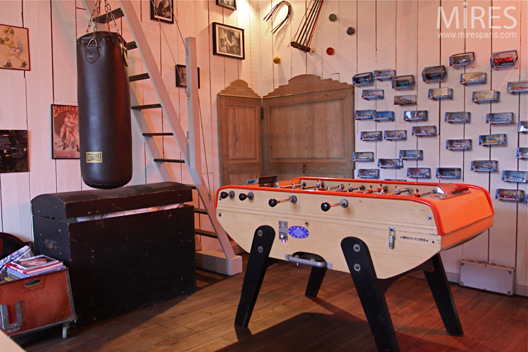 C0678 – Bar, billiard table and punching bag