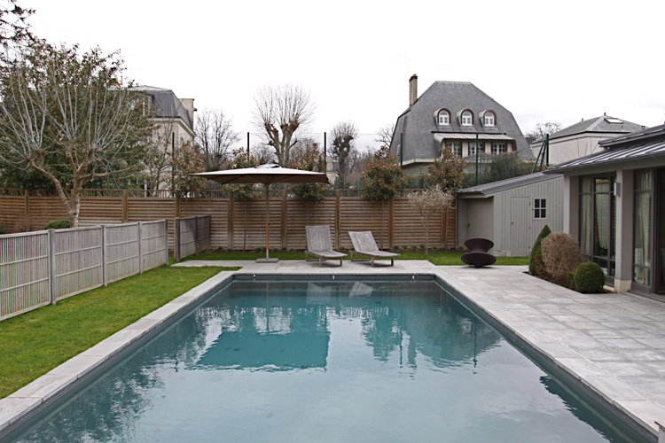 C0702 – Pool house, deck et dalles en pierre