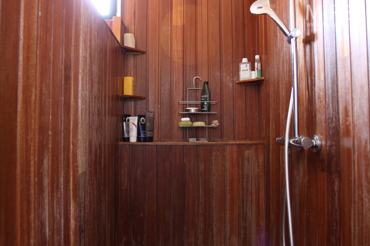 C0714 – Salle de bains toute en bois