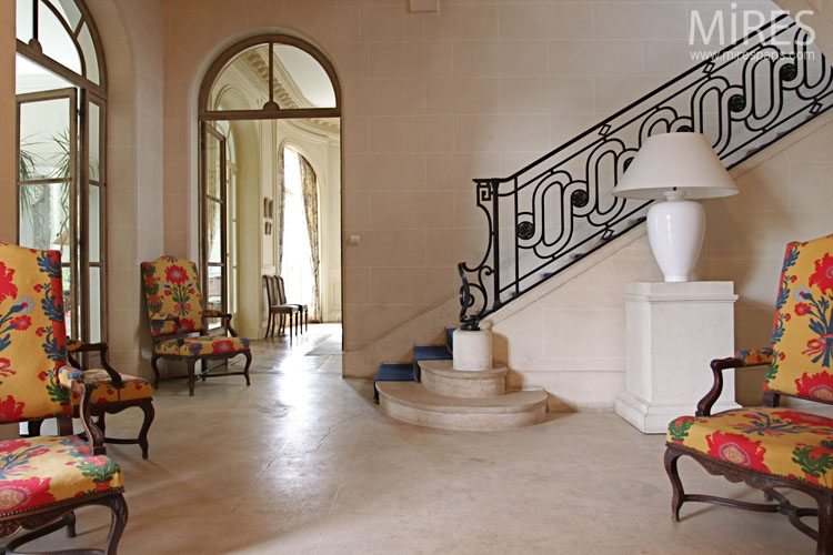 Moderne et classique dans l’entrée. C0723
