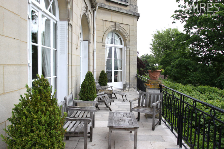 Terrasse en surplomb du jardin. C0723