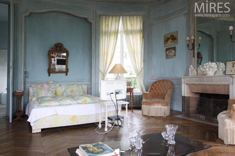Chambre bleue aux fauteuils crapauds. C0723