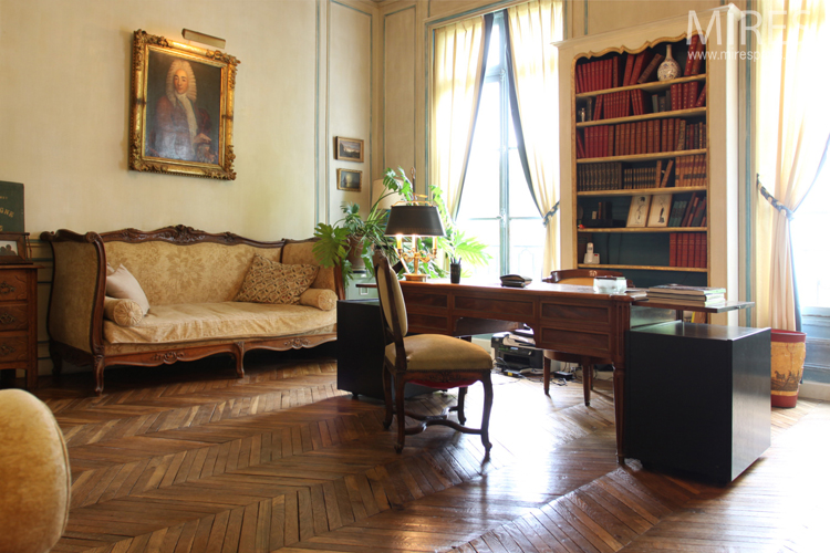 Beau bureau classique. C0723