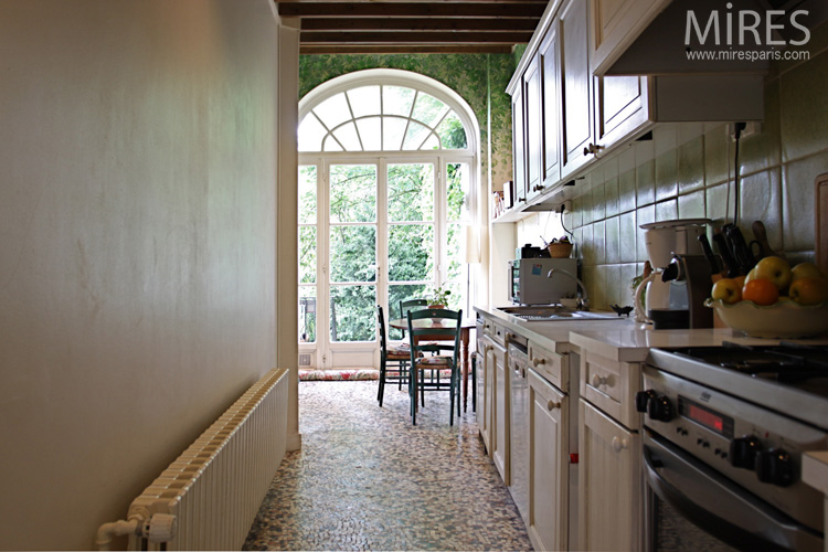 Cuisine en longueur, vue sur jardin. C0723