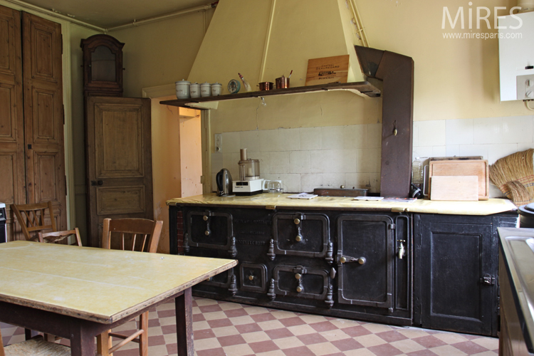 C0726 – Large cast iron stove in the kitchen