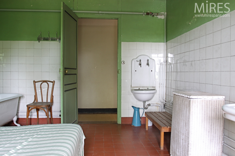 C0726 – Green tiled room