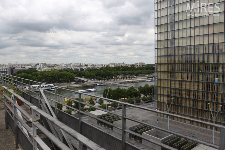 Vue sur la Seine et la TGB. C0737