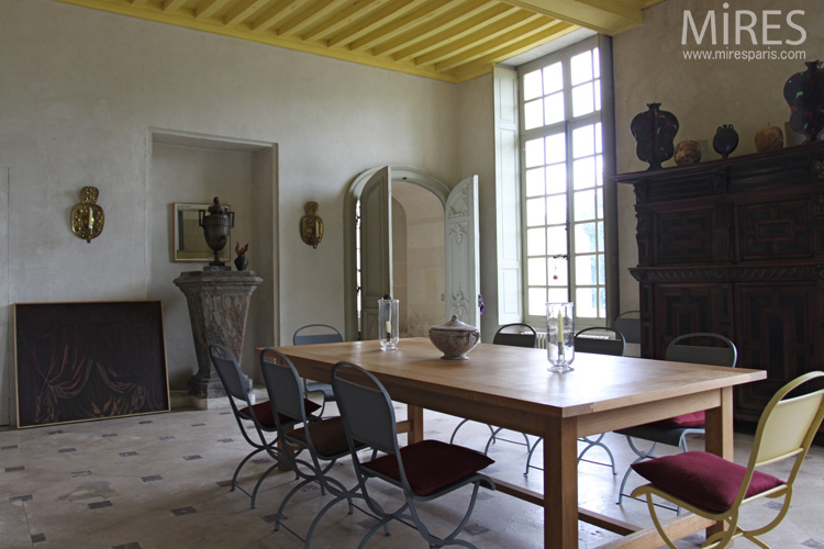 C0738 – Colorful dining room with yellow beams