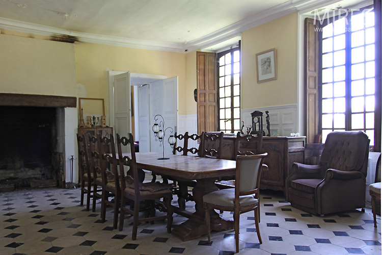 C0741 – Room with large fireplace and piano