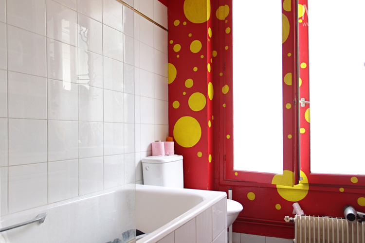 C0742 – Bathroom with colored bubbles