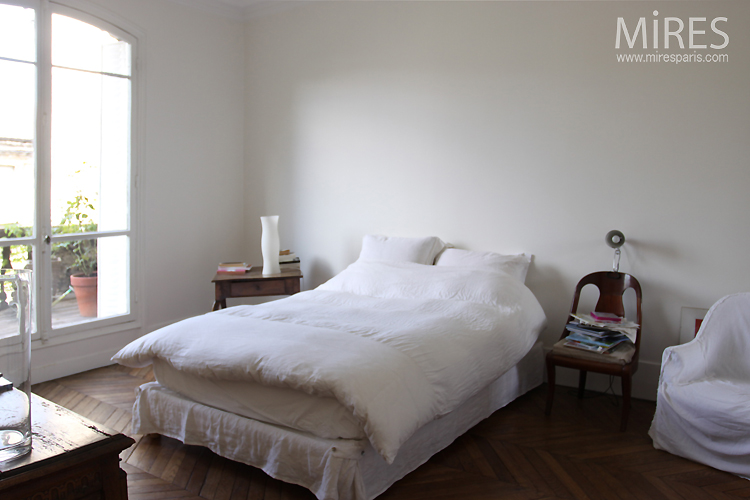 C0749 – White bedroom with terrace