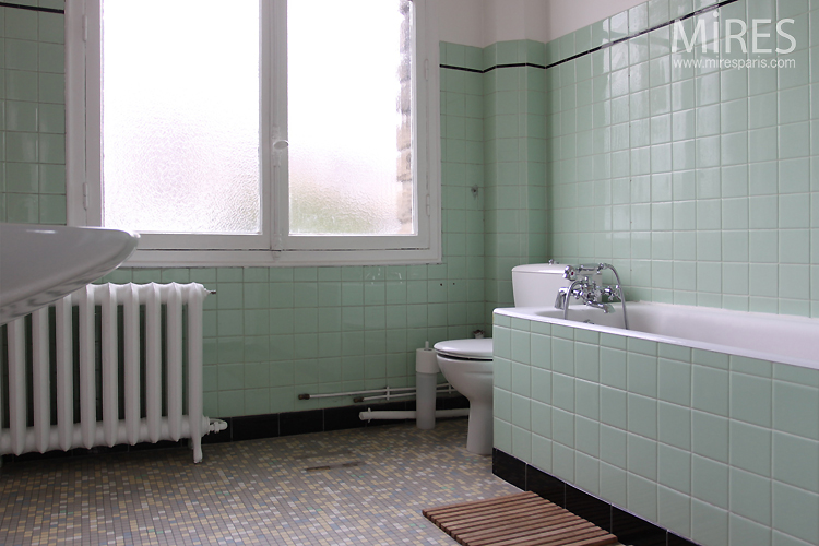 C0749 – Green tiled walls and mosaic floor