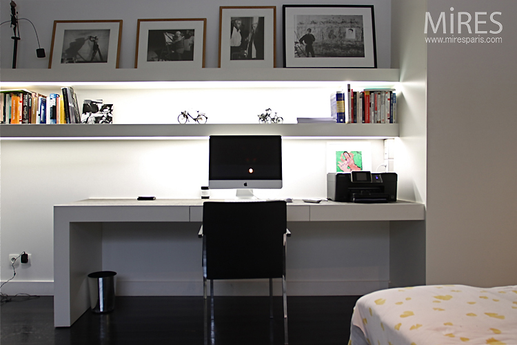 C0750 – Black and white bedroom with desk