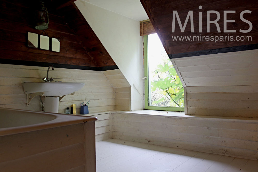 C0760 – Bathroom with wood atmosphere