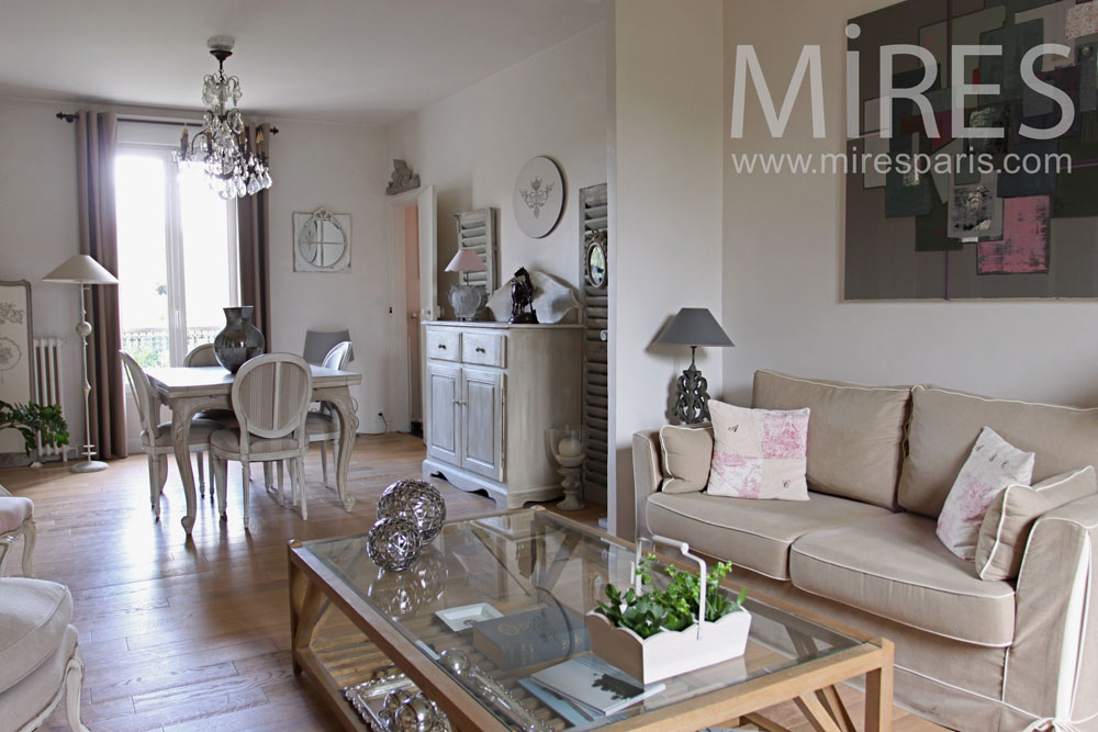 C0763 – Clear and bright living room