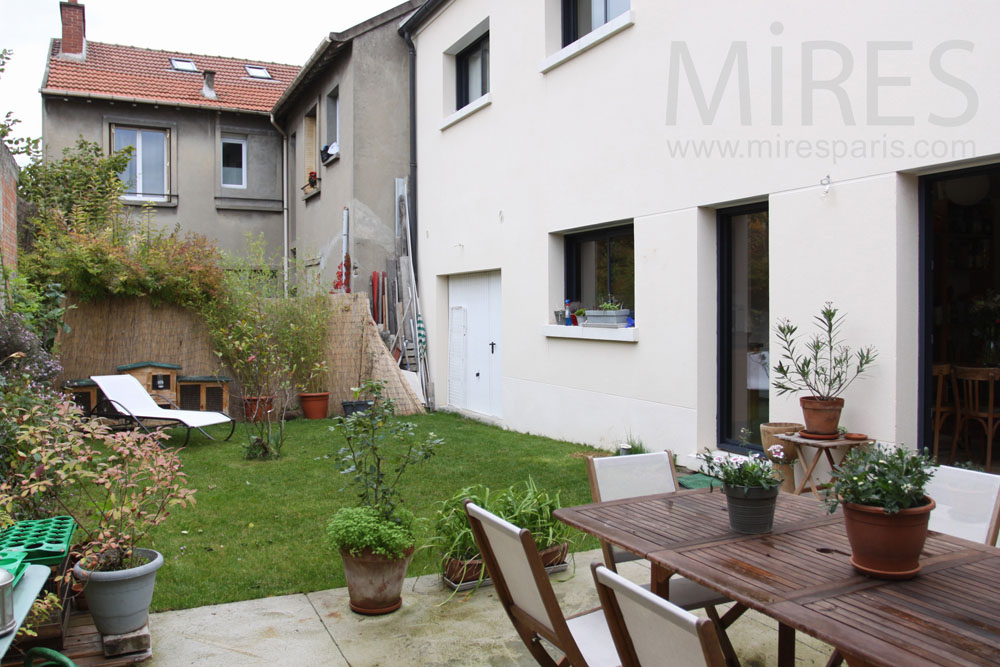 C0766 – Ground garden with a terrace
