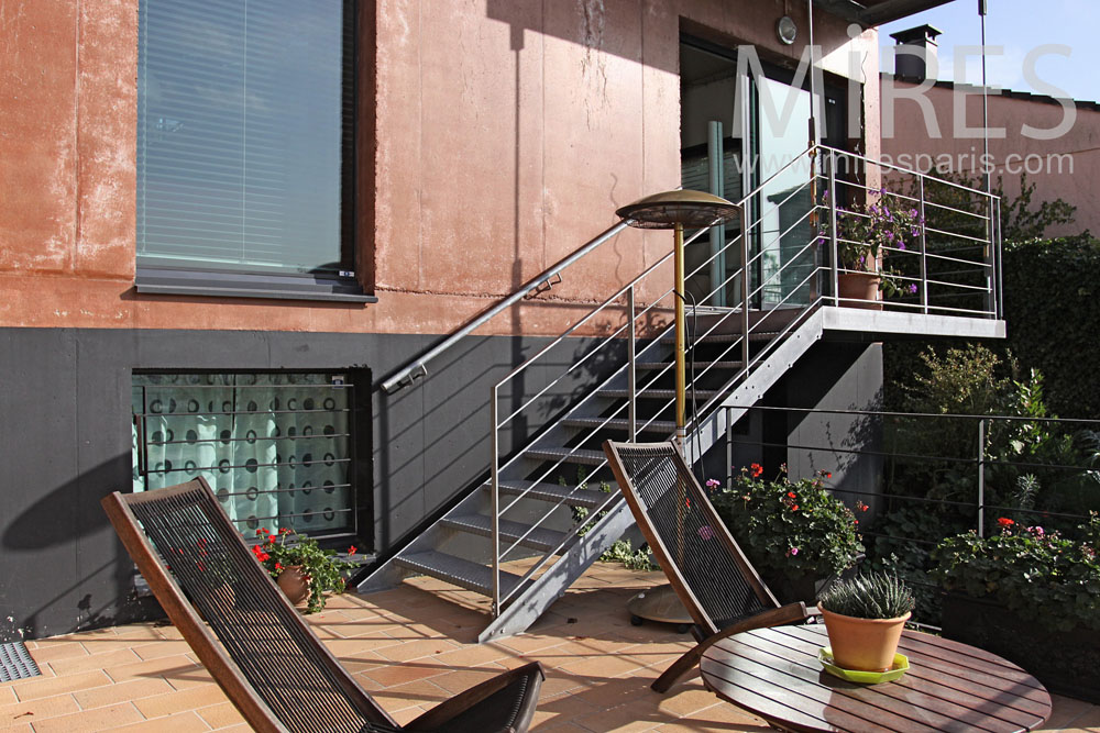 C0770 – Piscine avec terrasse et deck en bois