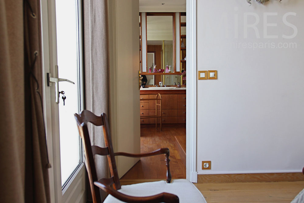 Bedroom with bathroom and little office. C0774