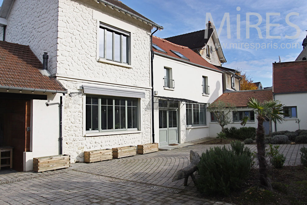 C0781 – Paved courtyard and garden