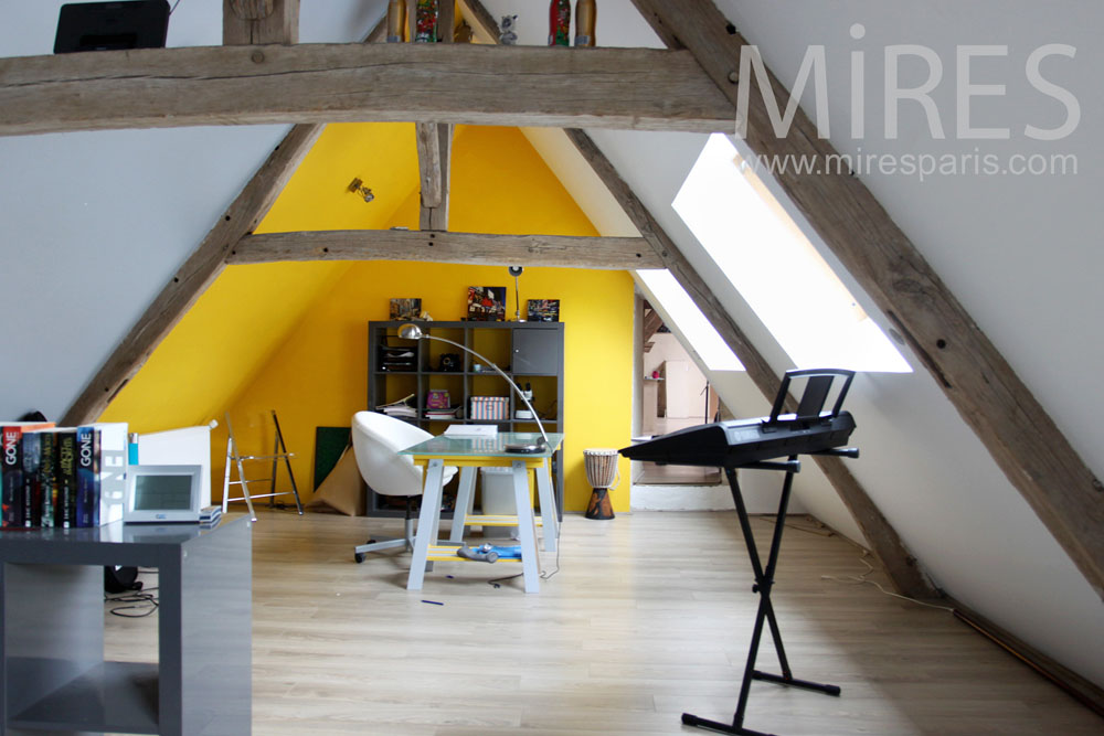 C0787 – Bedroom with a desk on the attic