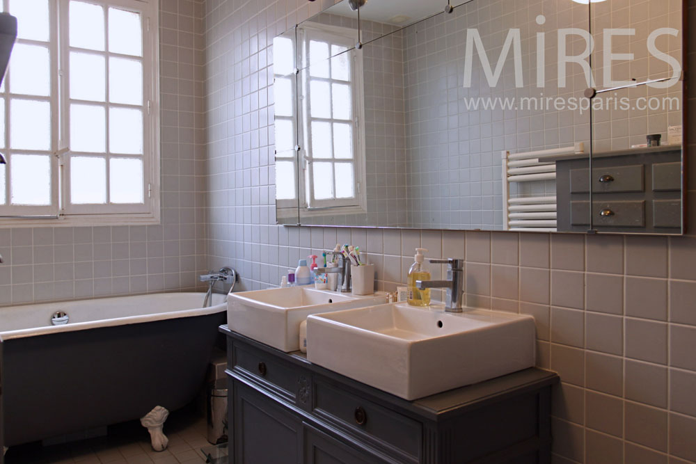 C0789 – Retro style bathroom