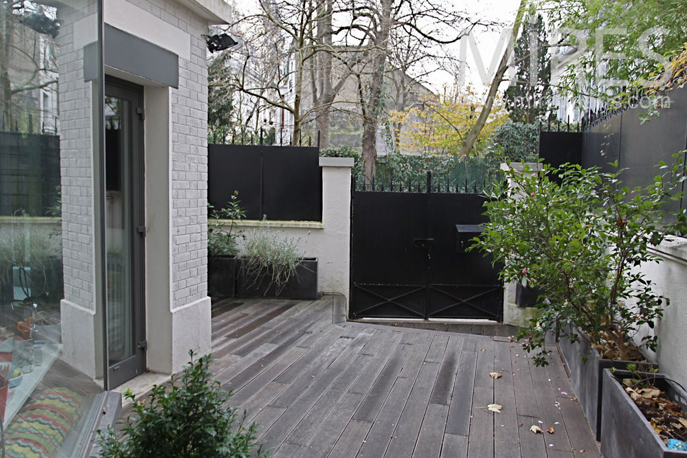 En entrant, Jardinet avec deck en bois. C0791