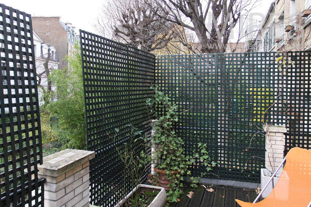 Salon design avec cheminée ouvert sur le balcon. C0791