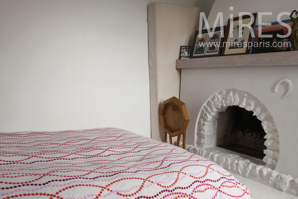 Petite chambre blanche rustique. C0796 | Mires Paris Petite chambre blanche rustique. C0796 | Mires Paris