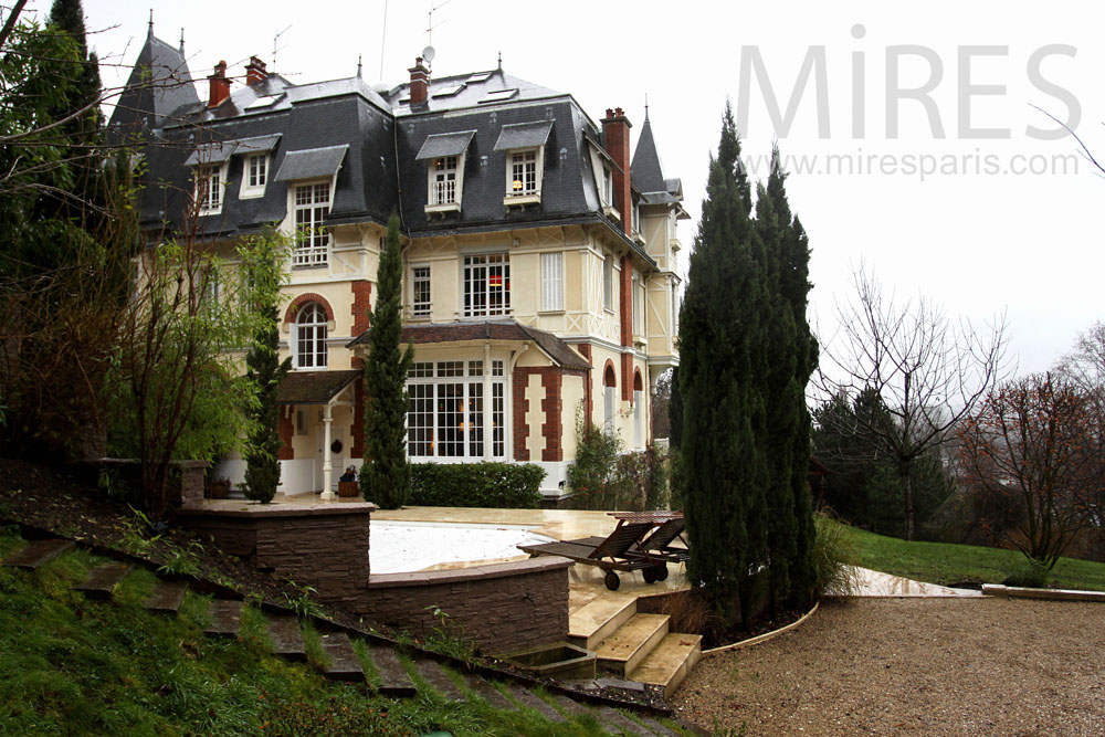 Charming manor. C0802