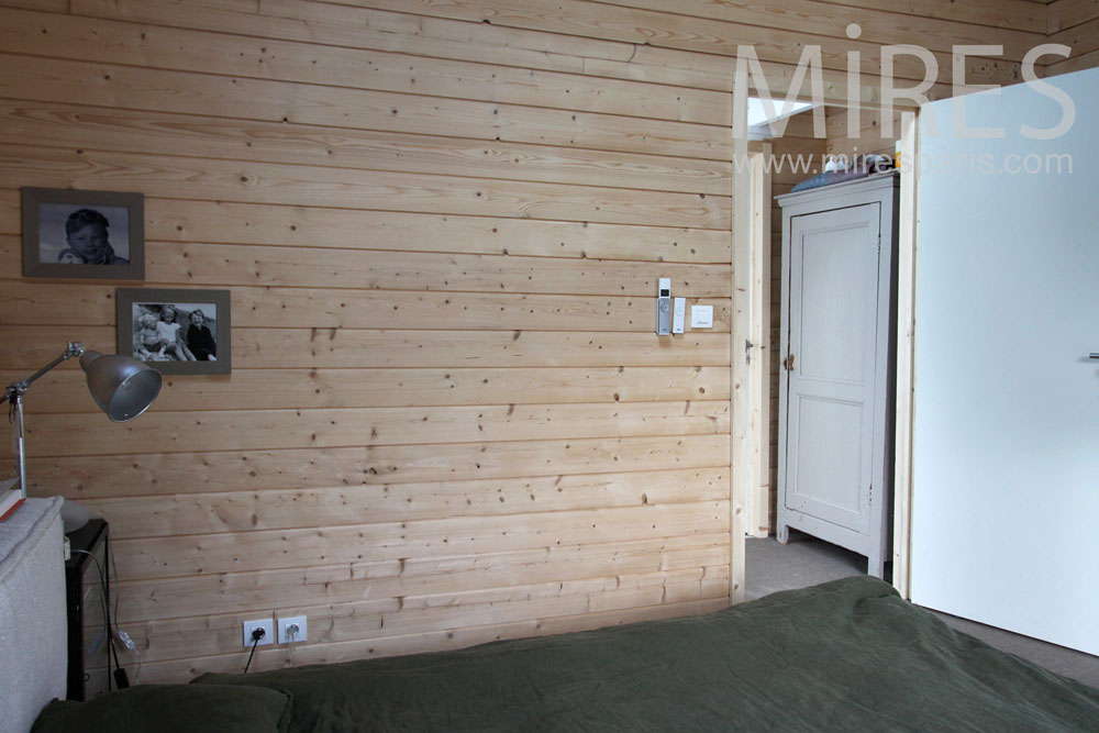 C0806 – Raw paneling bedroom