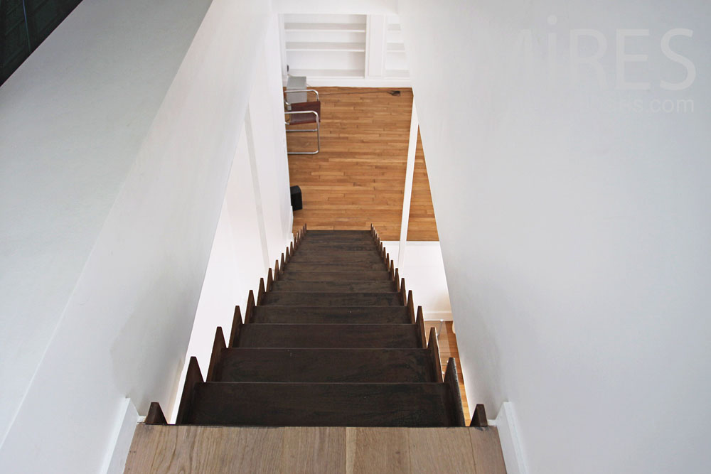 C0807 – Escalier noir et blanc suspendu