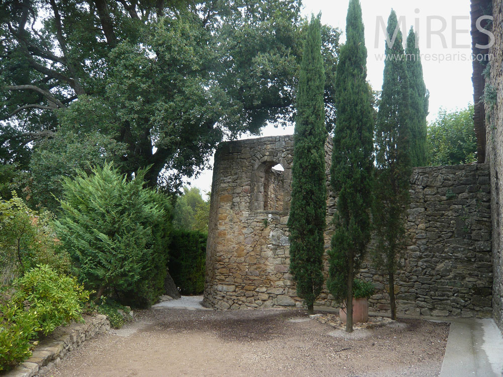 Walk around the monastery. C0811