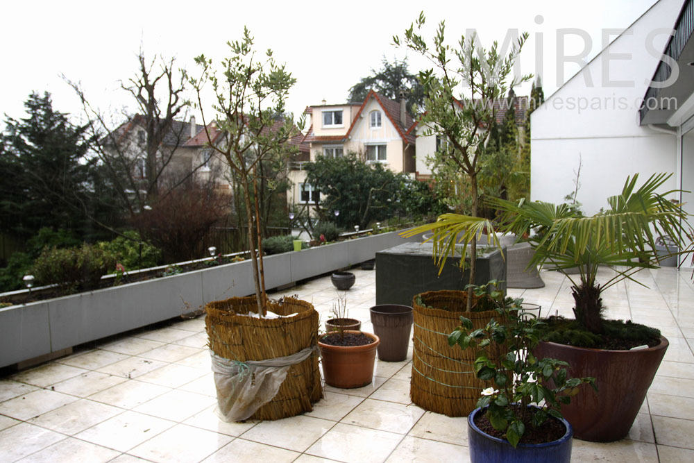 C0819 – Terrasse surplombant le jardin