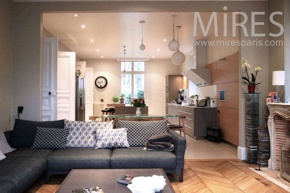 C0820 – Living room with chimney ductless