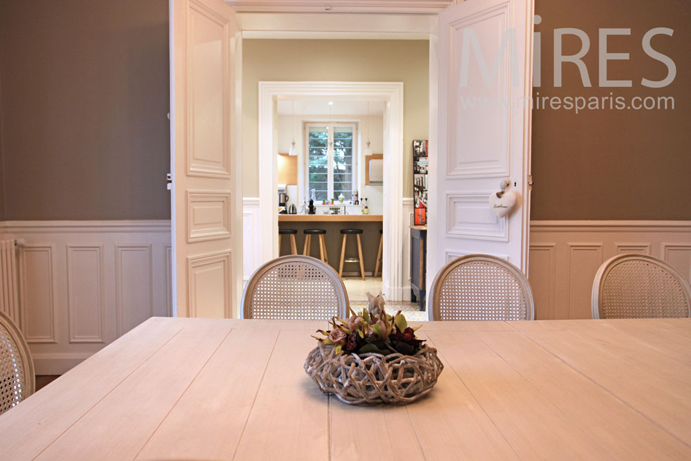 C0820 – Dining room with chimney