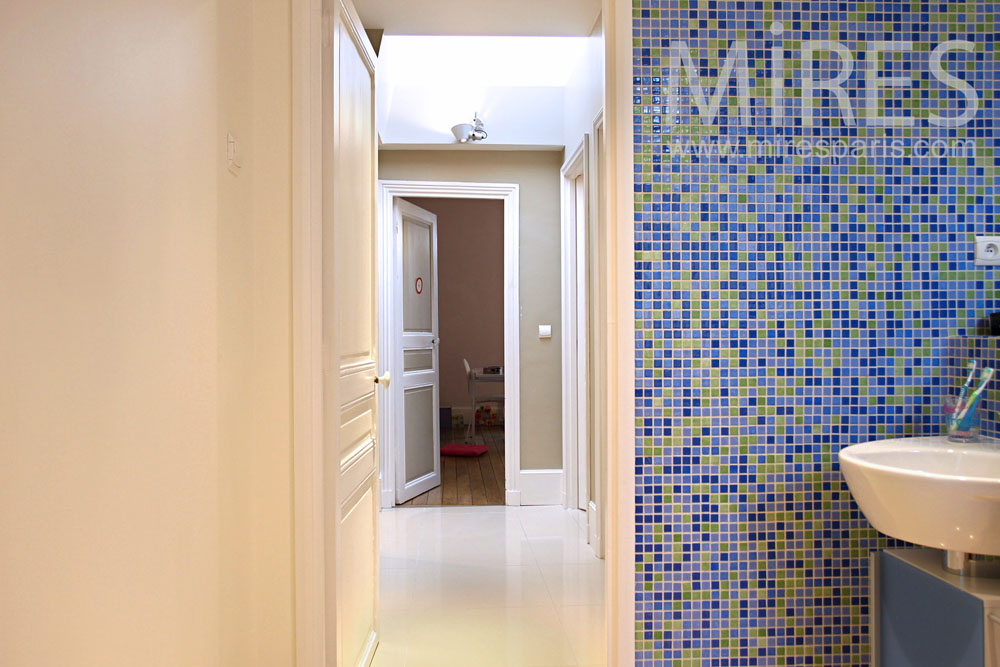 C0820 – Colored bedroom and its mosaic bathroom