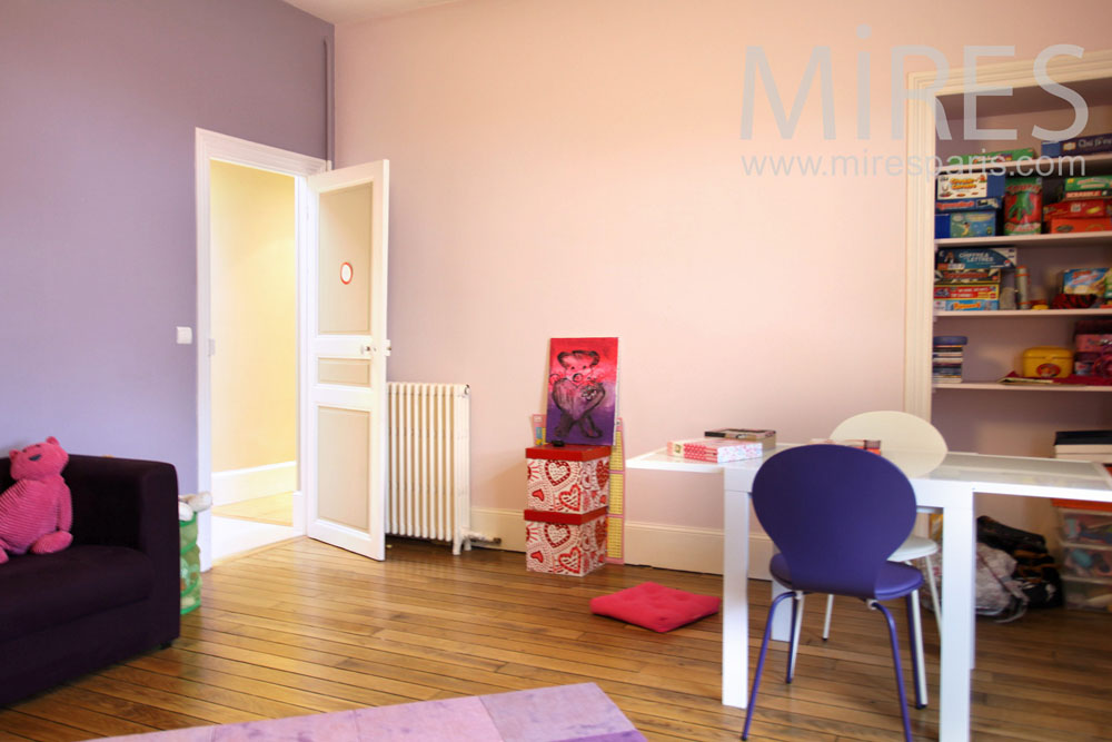 C0820 – Pastel bedroom, for games and homework