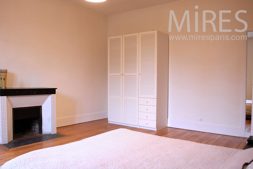 C0820 – Sober and fine bedroom