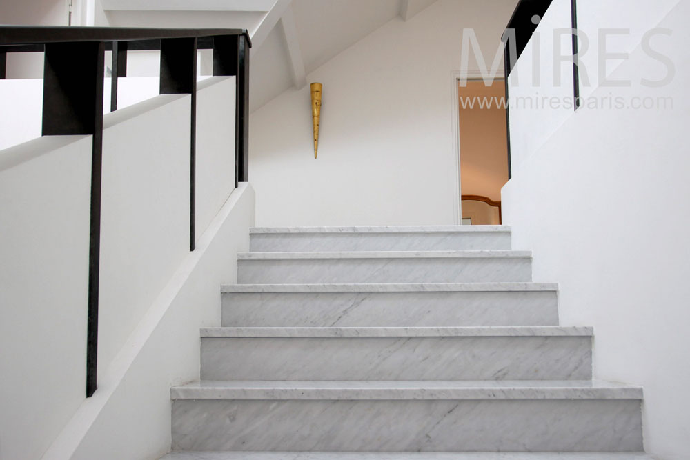 Main entrance and levels access. C0826