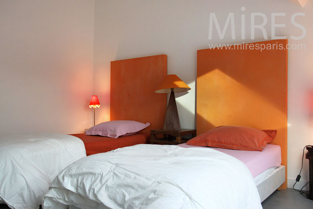 Bedroom with twin beds. C0826
