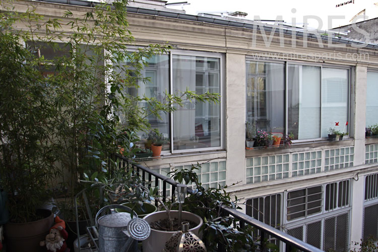 C0833 – Balcon sur cour