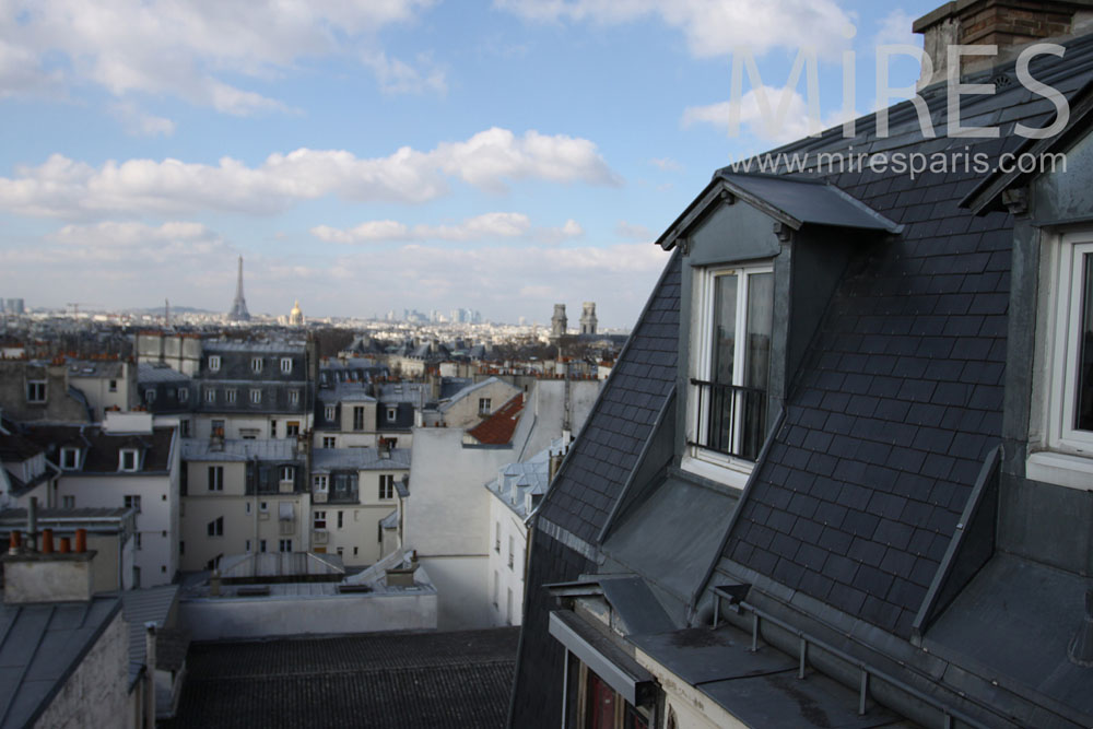 C0835 – Appartement mansardé avec vue sur la capitale