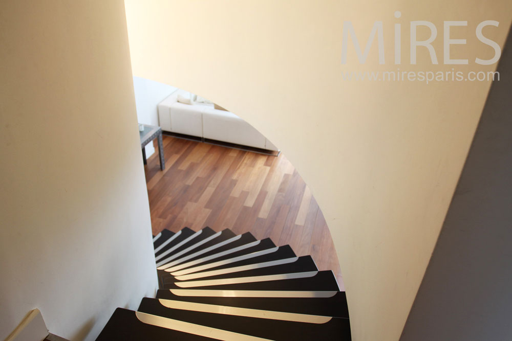 C0842 – Acclivious metal staircase