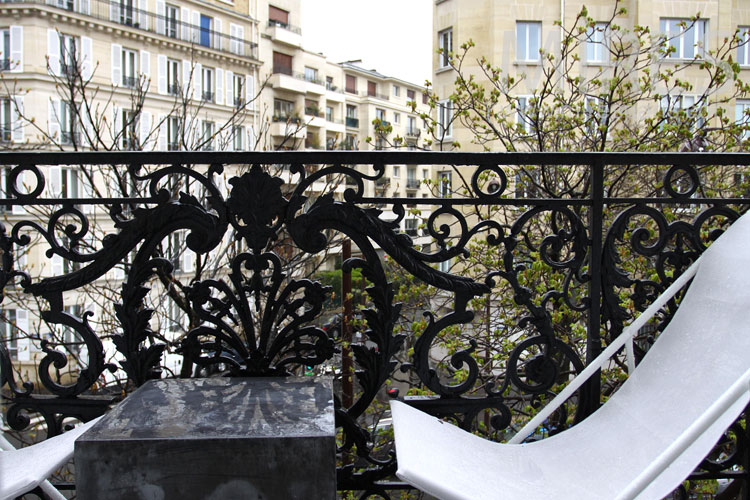 C0858 – Un balcon en ville