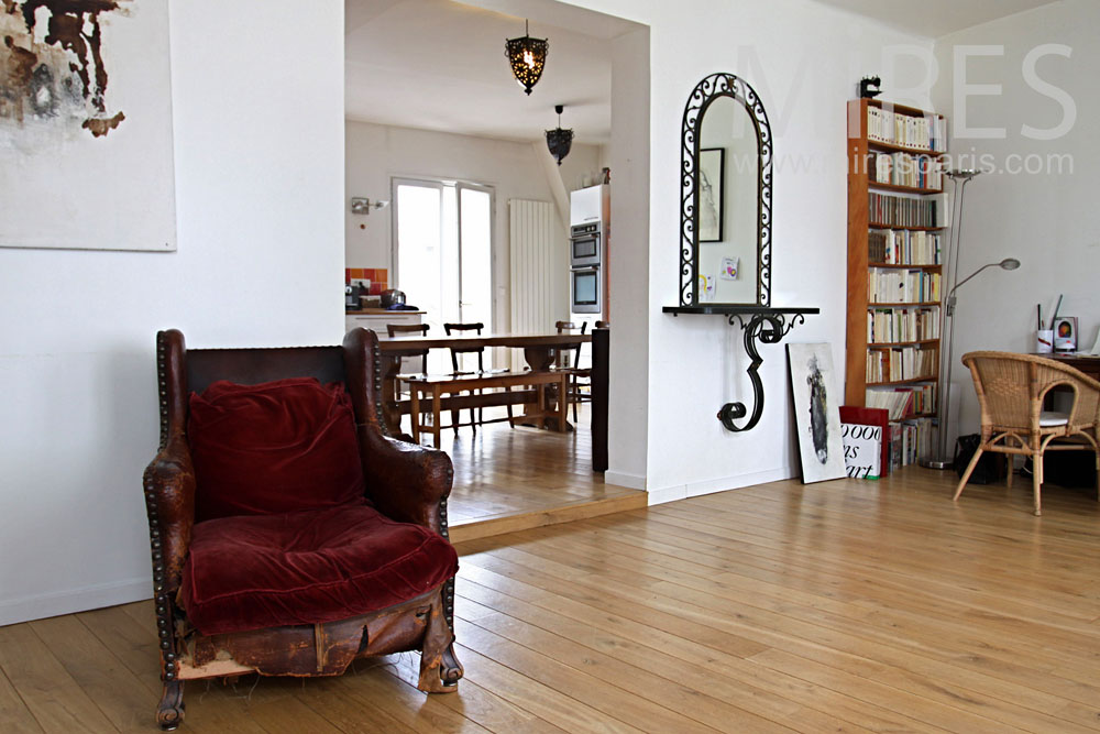 C0855 – Living room with modern chimney