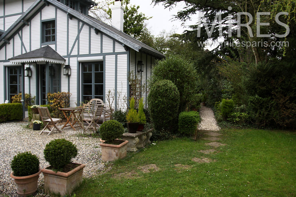 Garden side cottage. C0861